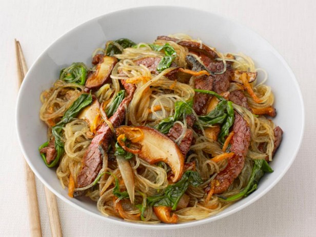 Koreanische Glasnudeln mit Rindfleisch