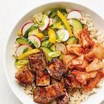 طبق من الأرز البني والتوفو والكيمتشي