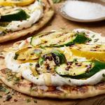خبز مسطح مشوي بالريكوتا والكوسا والعسل