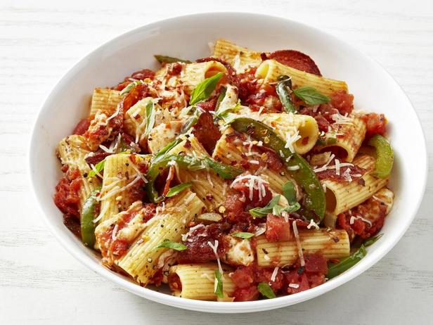 Kuinka tehdä rigatonia pepperonilla ja mozzarellalla