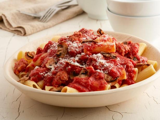 Wie man Rigatoni mit scharfer Wurst und knusprigen Champignons zubereitet