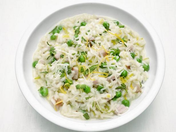 Wie man Risotto mit grünen Erbsen und Schinken zubereitet