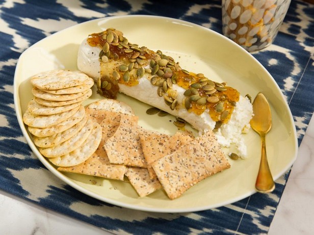 Ziegenkäse mit Feigenmarmelade und Kürbiskernen