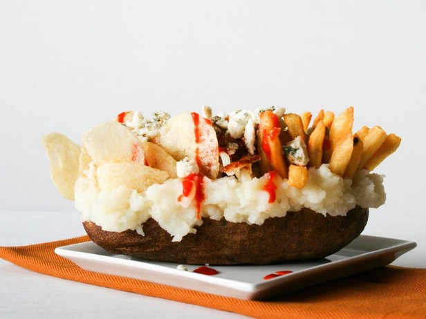 Gebackene Kartoffel gefüllt mit Pommes frites und Chips