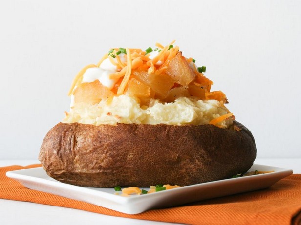 Gebackene Kartoffeln mit Apfelfüllung