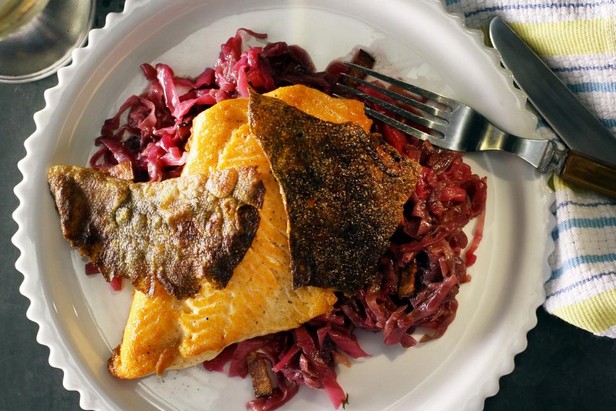 Arktischer Saibling mit geschmortem Rotkohl