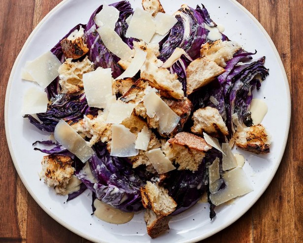 Caesar-Salat mit gegrilltem Rotkohl