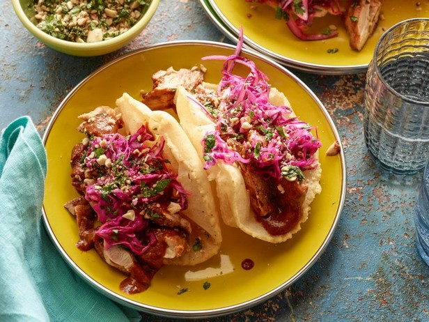 Hähnchen-Tacos mit Rotkohl und Erdnuss-BBQ-Sauce