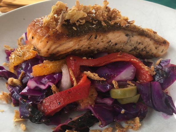 Provenzalischer Lachs mit gebratenem Krautsalat