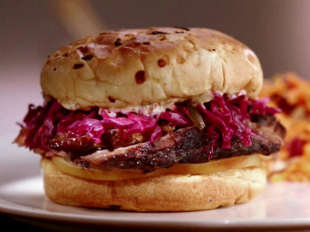 Rinderbrust-Sandwich mit geräuchertem Mozzarella und Rotkohl