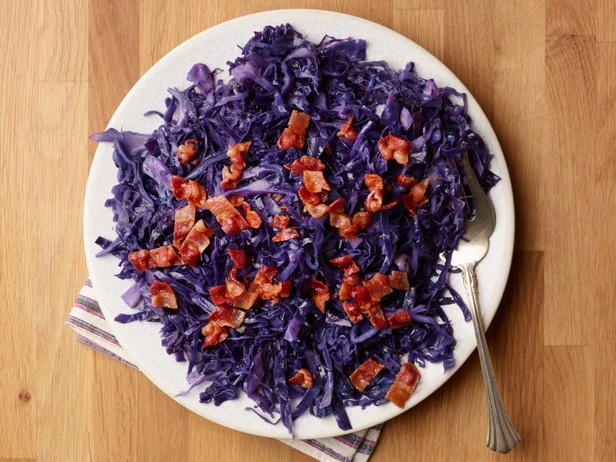 In der Mikrowelle zubereiteter Rotkohl mit Speck und Kreuzkümmel