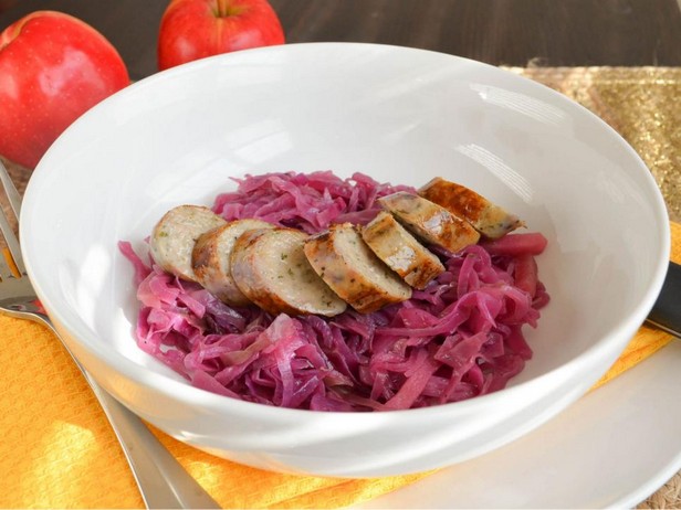 Hähnchenwurst mit geschmortem Rotkohl