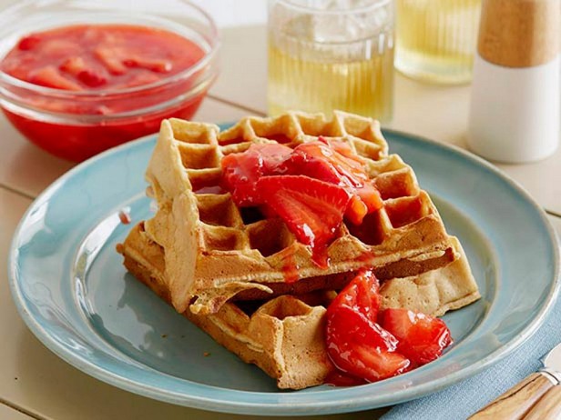 Buttermilchwaffeln mit Erdbeersauce