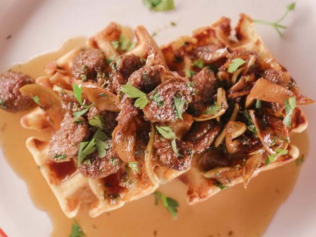 Käsewaffeln mit Agrodolce-Sauce aus Wurst und Äpfeln