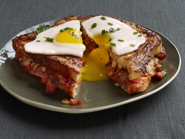 Französischer Toast mit Speck, Zwiebeln und Tomaten