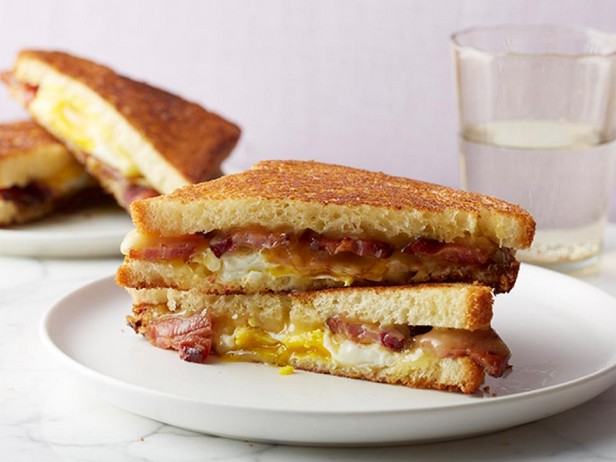 Frittiertes Sandwich mit Speck, Ei und Käse