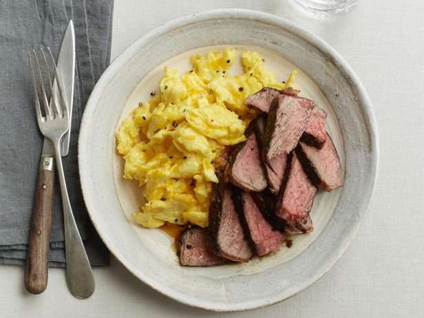 Steak mit Rosmarin und Käseomelett