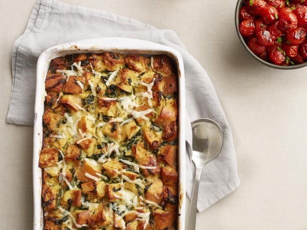 Strata mit karamellisierten Zwiebeln, Spinat und Käse