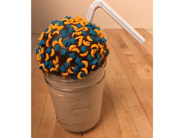 Ein Stück Schokolade schmelzen, ein Loch hineindrücken und es in ein Glas Milchshake legen.