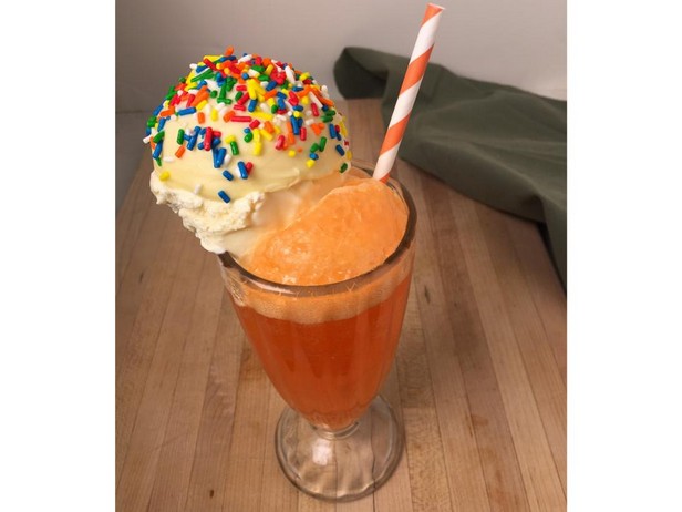 Garnieren Sie einen Cocktail-Float mit Eiscreme.