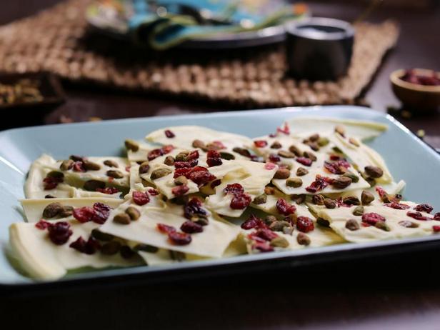 Rezept für weiße Schokoladentafel mit Pistazien und getrockneten Cranberries