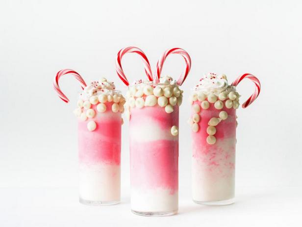 Come preparare un milkshake al gusto di bastoncino di zucchero con cioccolato bianco