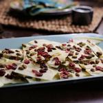 Weiße Schokoladentafel mit Pistazien und getrockneten Cranberries