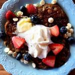 Pfannkuchen mit weißer Schokolade und Beeren