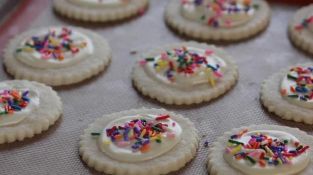 Wie man Shortbread-Kekse mit weißer Schokolade zubereitet