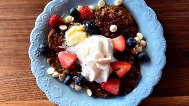 Wie man Pfannkuchen mit weißer Schokolade und Beeren zubereitet