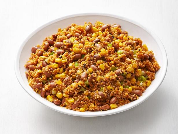 Wie man Quinoa mit Bohnen und Mais kocht