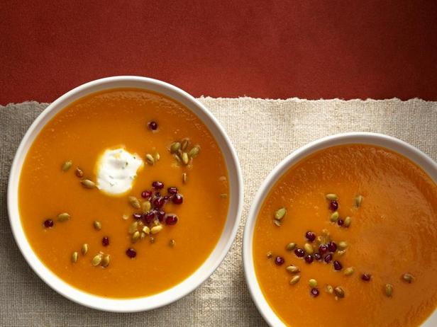 Wie man Winterkürbissuppe zubereitet