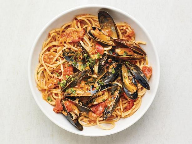 Wie man Spaghetti alla Vodka mit Muscheln zubereitet