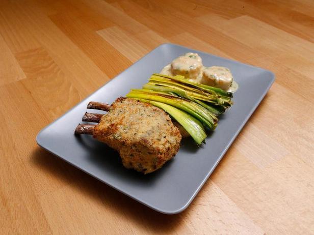 Rezeptanleitung – Surf and Turf: Jakobsmuscheln mit Beurre Blanc und Lammkoteletts mit Rosmarin und Knoblauch