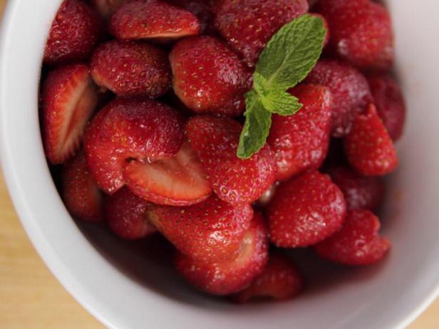 Wie man marinierte Erdbeeren zubereitet