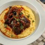 Geschmorte, scharfe Rinderrippchen mit Polenta