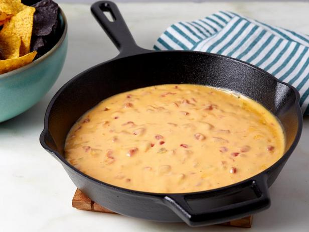 So bereiten Sie Chili con Queso zu – mexikanische Dip-Sauce