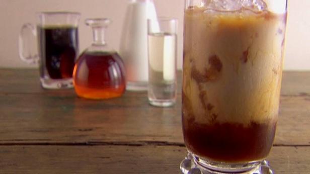 Wie man Eiskaffee mit Amaretto zubereitet