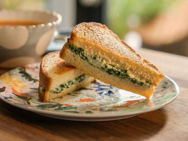 Come preparare - Panini caldi con formaggio, spinaci e ricotta