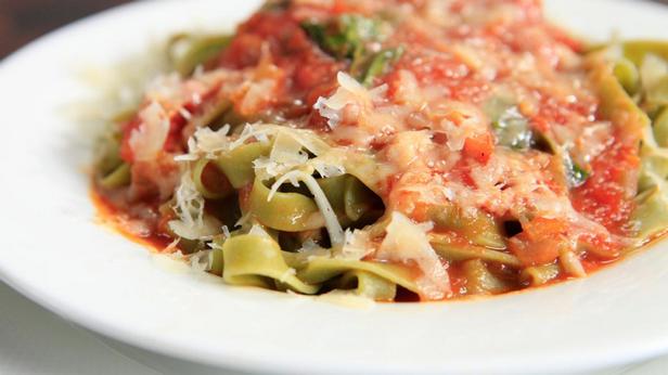 Wie man Tagliatelle mit Spinat in Tomatensoße zubereitet