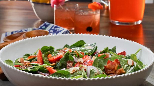 Zubereitung - Spinat-, Erdbeer- und Specksalat mit warmer Vinaigrette