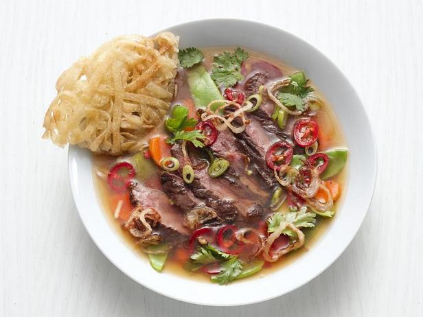 Wie man thailändische Steaksuppe zubereitet
