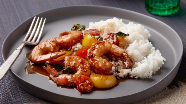 Zubereitung - Thailändisches Pfannengericht mit Garnelen, Tomaten und Basilikum