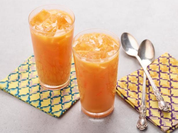 Wie man thailändischen Eismilchtee zubereitet