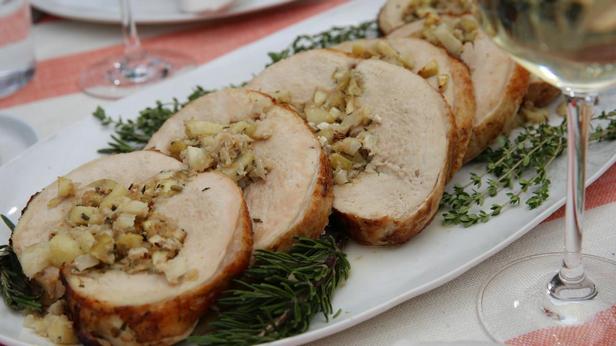 Wie man Porchetta mit Putenbrust zubereitet