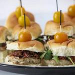 شطائر ديك رومي صغيرة مع مربى البصل والطماطم