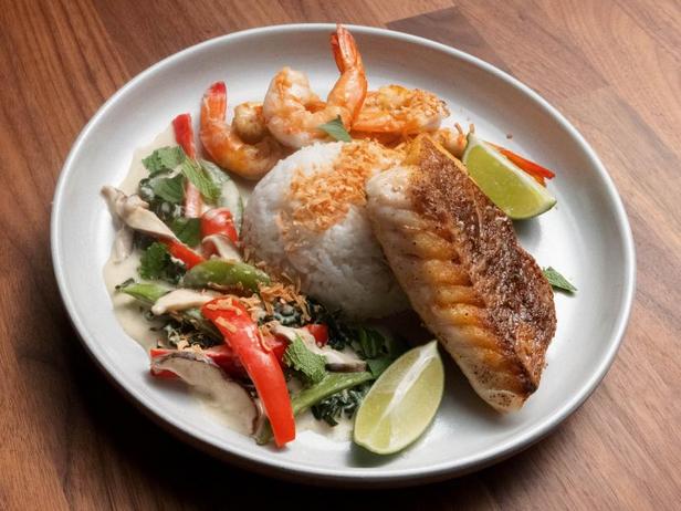 Zubereitung - Thailändisches grünes Curry mit Rotbarsch, Garnelen und Kokosreis