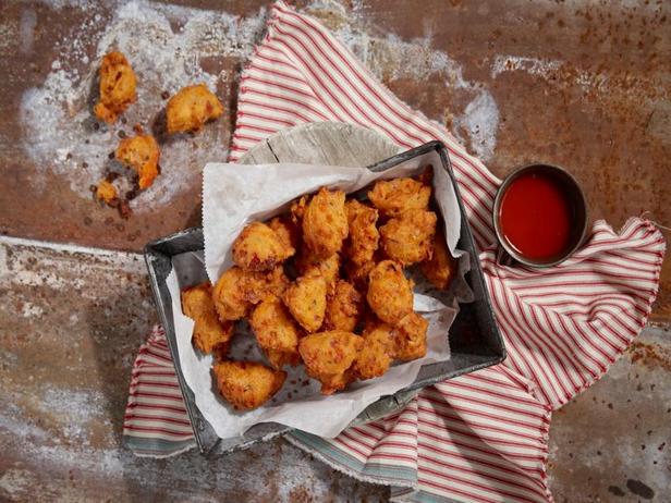 Zubereitung - Hushpuppies mit scharfer Soße, Cheddar und Speck
