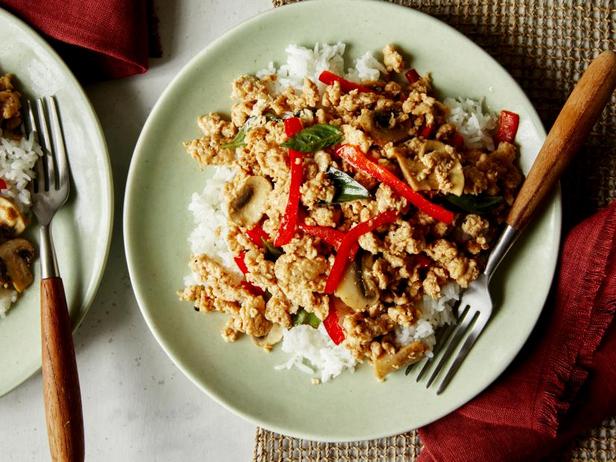 Wie man Thai-Basilikum-Hähnchen zubereitet