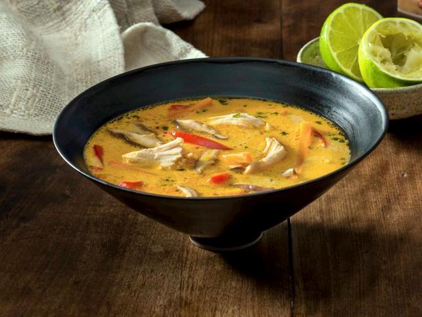 Wie man thailändische Hühner-Gemüsesuppe zubereitet